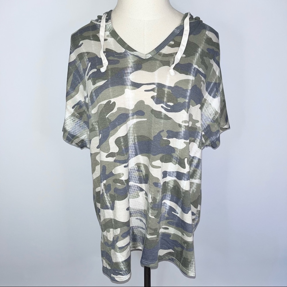 HONEYME Green Camo Hooded Short Sleeve Dolman V-Neck Shirt Small